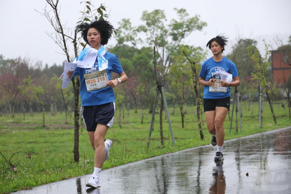 女子20歲組冠軍黃微喬(後)，和各路好手冒雨穿越各場域。 (國防大學提供)