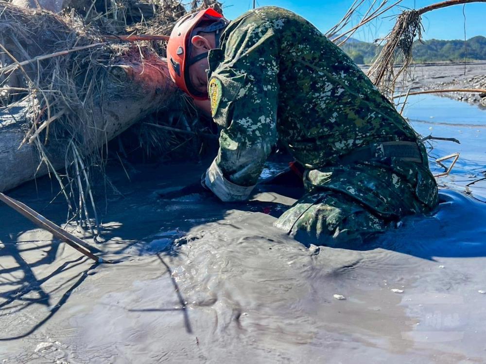 官兵分秒必爭，持續執行救災任務。（陸軍司令部提供）