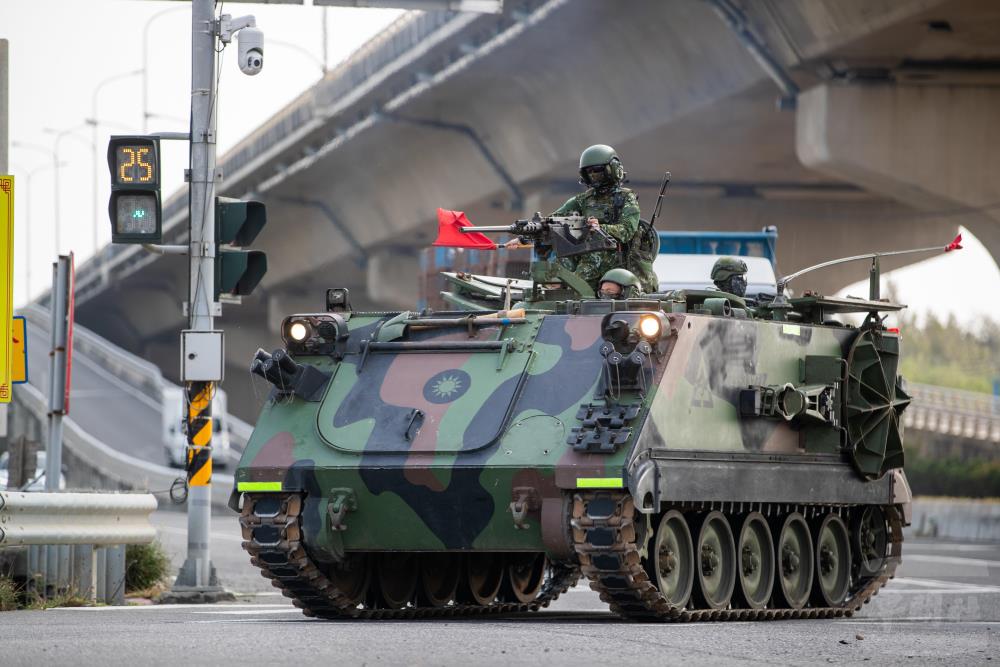 聯兵3營官兵機動至預備陣地,行經彰化地區。(軍聞社記者王進福攝) 聯兵3營官兵機動至預備陣地,行經彰化地區。(軍聞社記者王進福攝)