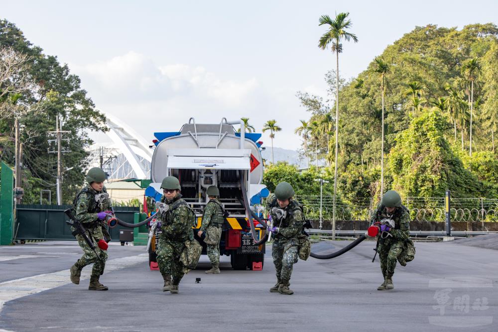 配置4條油管，可同時進行1對4加油作業。（軍聞社記者薛皓文攝）