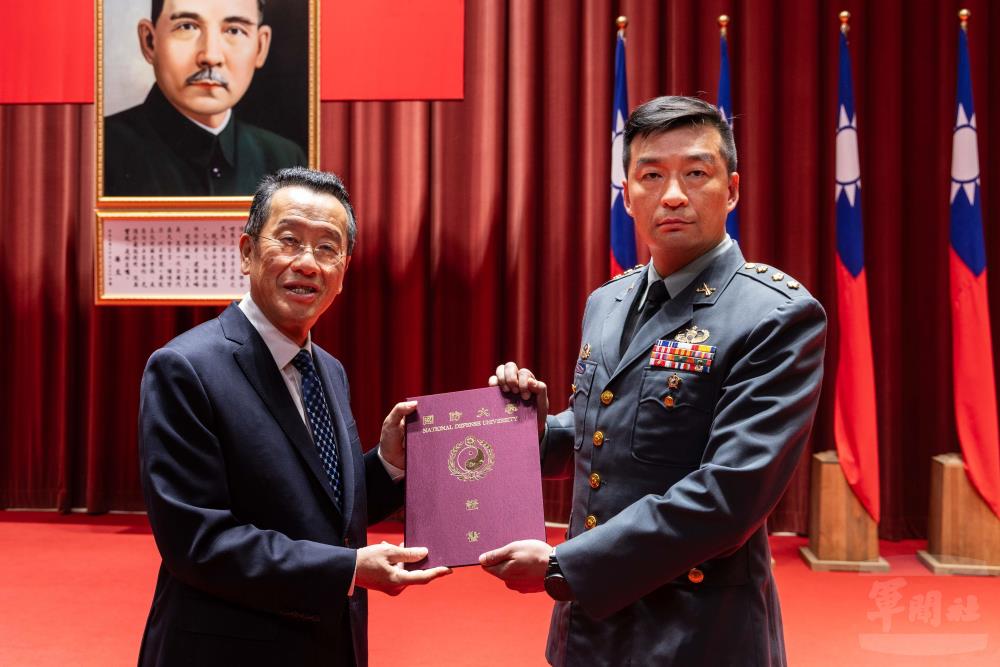 顧部長頒發學員代表畢業證書。（軍聞社記者蔡枋澐攝）