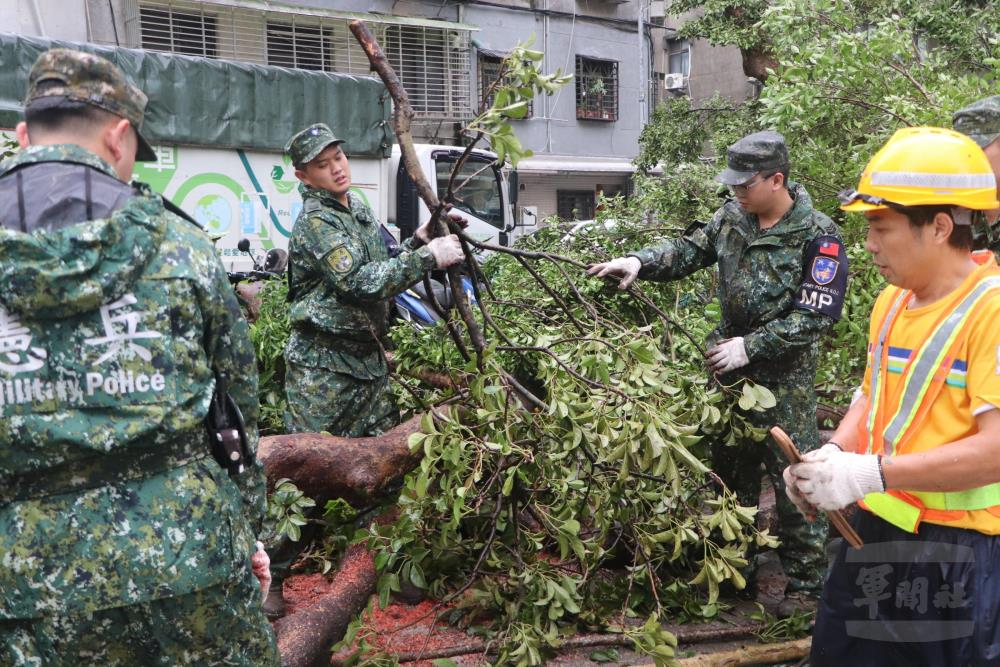 憲指部官兵協助災後復原。（憲指部提供）