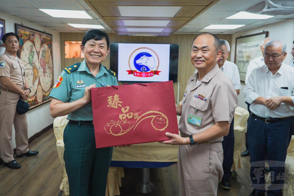 陳局長代表部長致贈秋節慰問品，預祝官兵佳節愉快。（軍聞社記者陳傳奇攝）