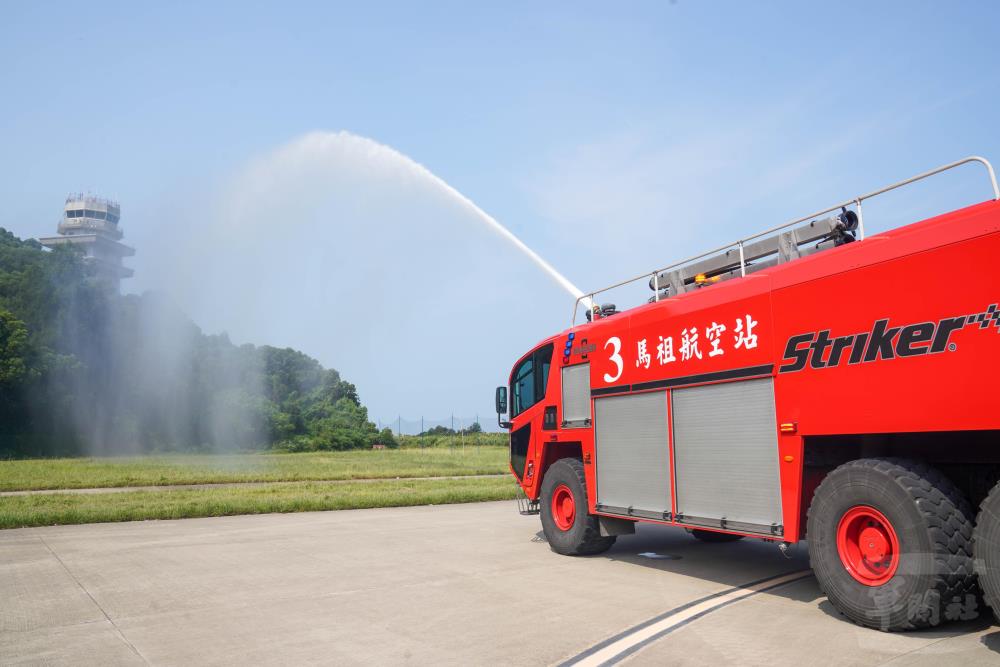 模擬火警狀況，航空站消防班第一時間前往現場滅火。（軍聞社記者侯凱議攝）