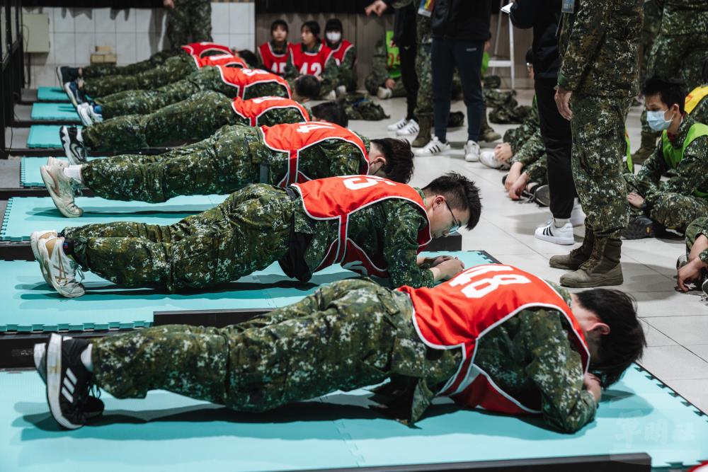 學員進行體適能闖關活動。（軍聞社記者陳彥樺攝）