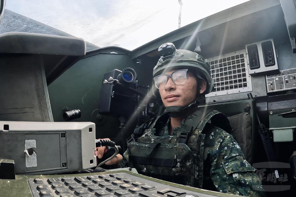 官兵於復仇者飛彈車內對空中進襲之敵機搜索、鎖定並模擬發射刺針飛彈。（軍聞社記者江騏安攝）