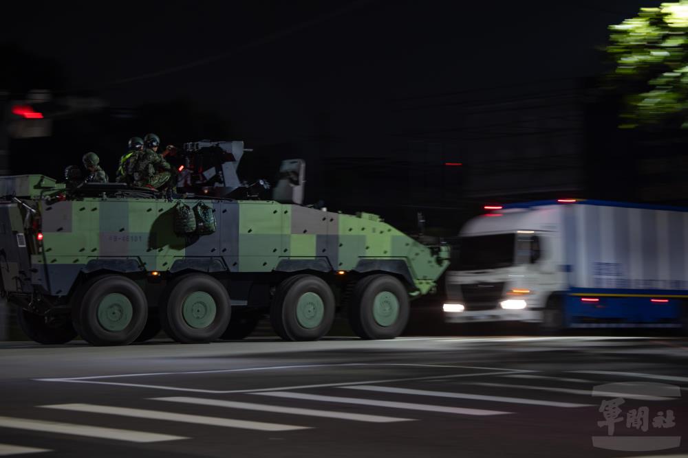 CM33裝步戰鬥車快速機動。（軍聞社記者吳柏融攝）