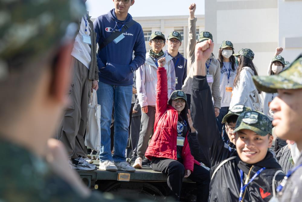 教官有獎徵答，考驗學員全民國防知識。（軍聞社記者吳柏融攝）