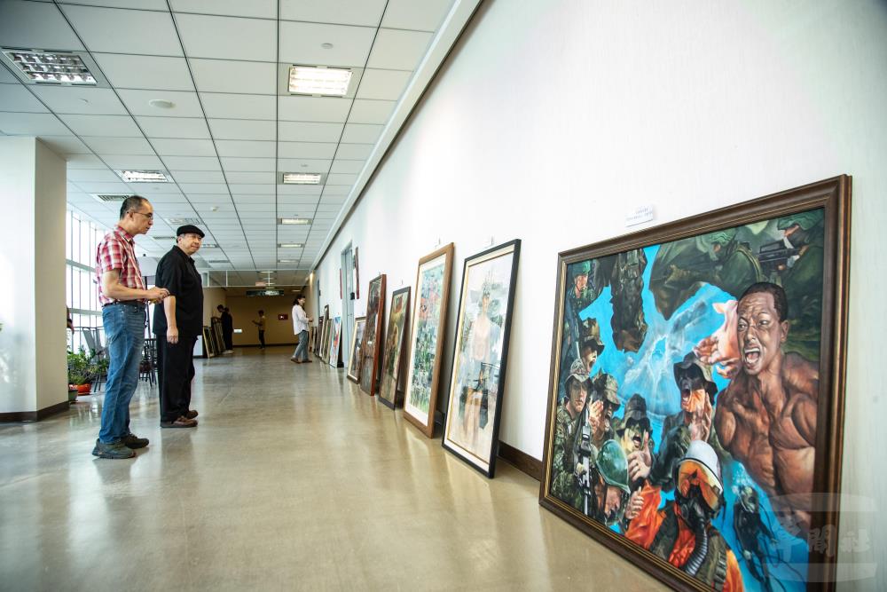 作品內容題材多元，充分展現參賽者對藝術的熱忱與巧思。（軍聞社記者王茗生攝）