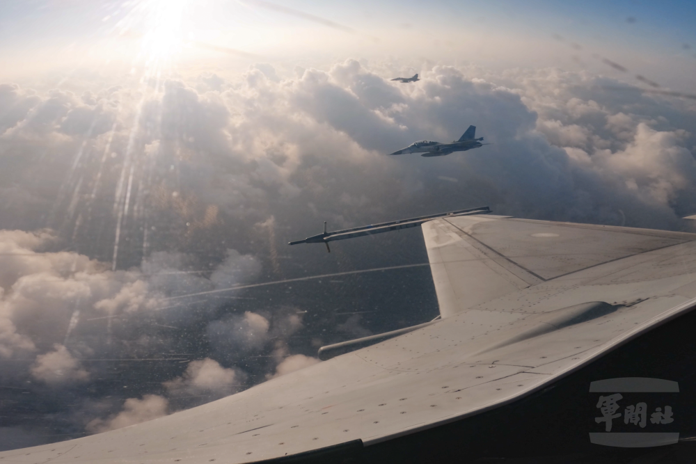 IDF戰機於空中進行編隊飛行。（軍聞社記者陳傳奇攝）
