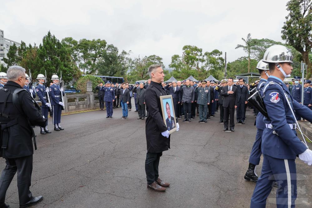 顧部長率國軍前高階長官，於新店碧潭空軍烈士公墓迎靈致敬，他們站在戶外、頂著冷冽的寒風，向前部長李天羽的靈位敬禮，展露出國軍袍澤情深義重、深厚的情誼。（軍聞社記者林庭暉攝）