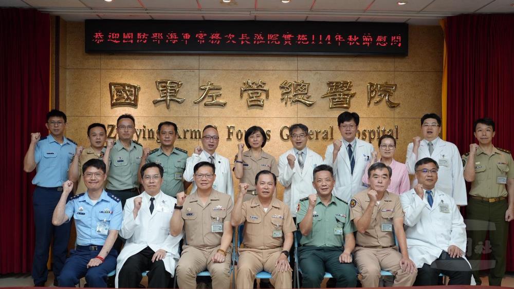 黃常次與國軍左營總醫院醫護同仁合影。(國軍左營總醫院提供) 黃常次與國軍左營總醫院醫護同仁合影。(國軍左營總醫院提供)