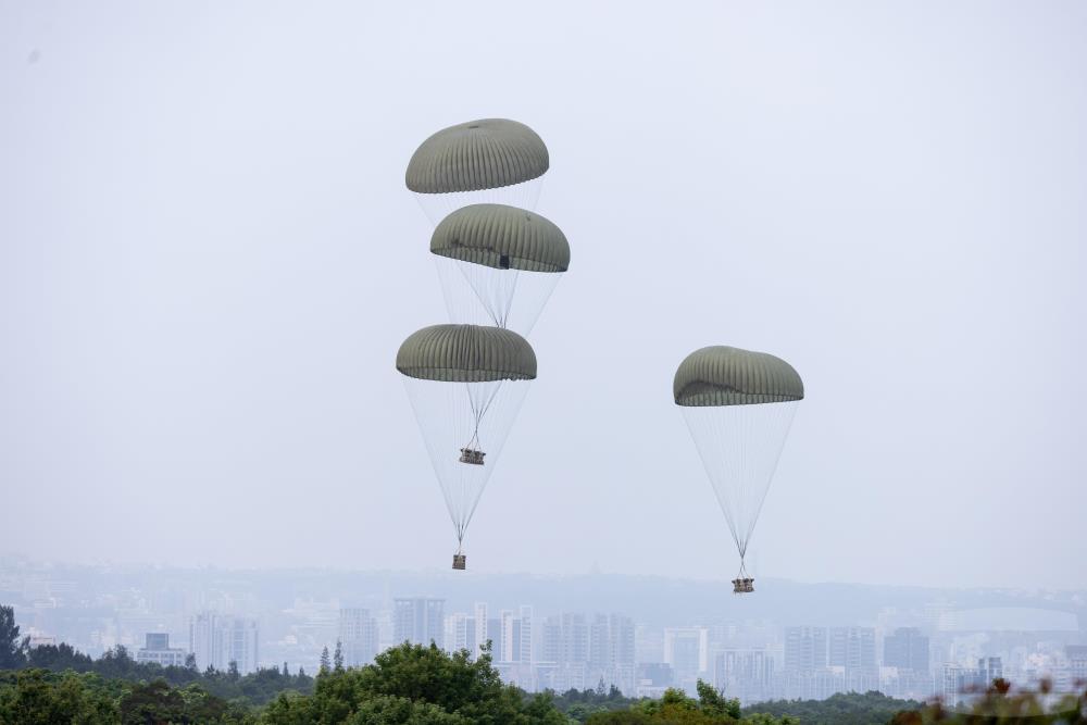 軍品自機艙滑出後,依預定軌跡降落於目標區。(青年日報提供) 軍品自機艙滑出後,依預定軌跡降落於目標區。(青年日報提供)
