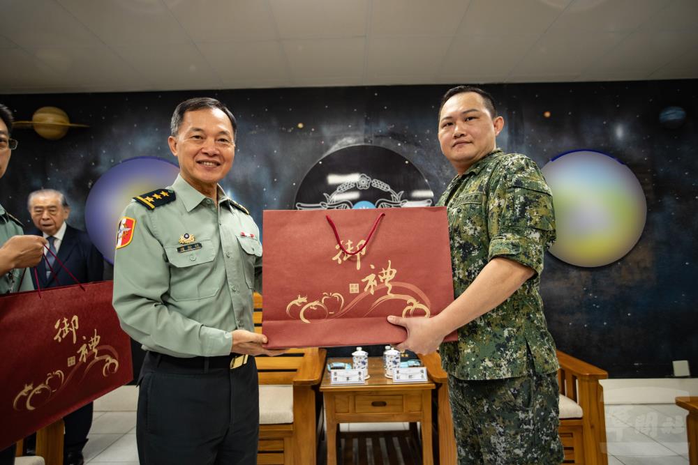 鍾副部長頒贈禮盒慰問官兵辛勞。（軍聞社記者王茗生攝）