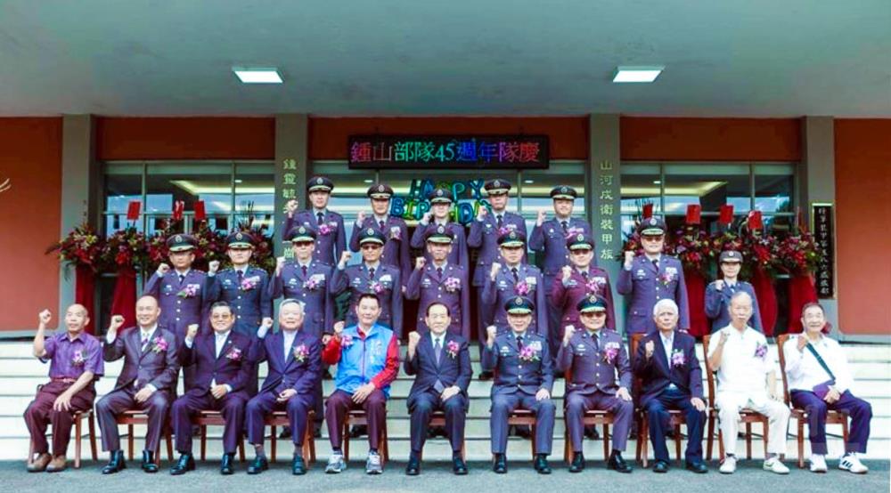 陸軍裝甲586旅1日舉辦45週年隊慶,總統府戰略顧問霍守業一級上將與貴賓及官兵們合影。(裝甲586旅提供) 陸軍裝甲586旅1日舉辦45週年隊慶,總統府戰略顧問霍守業一級上將與貴賓及官兵們合影。(裝甲586旅提供)
