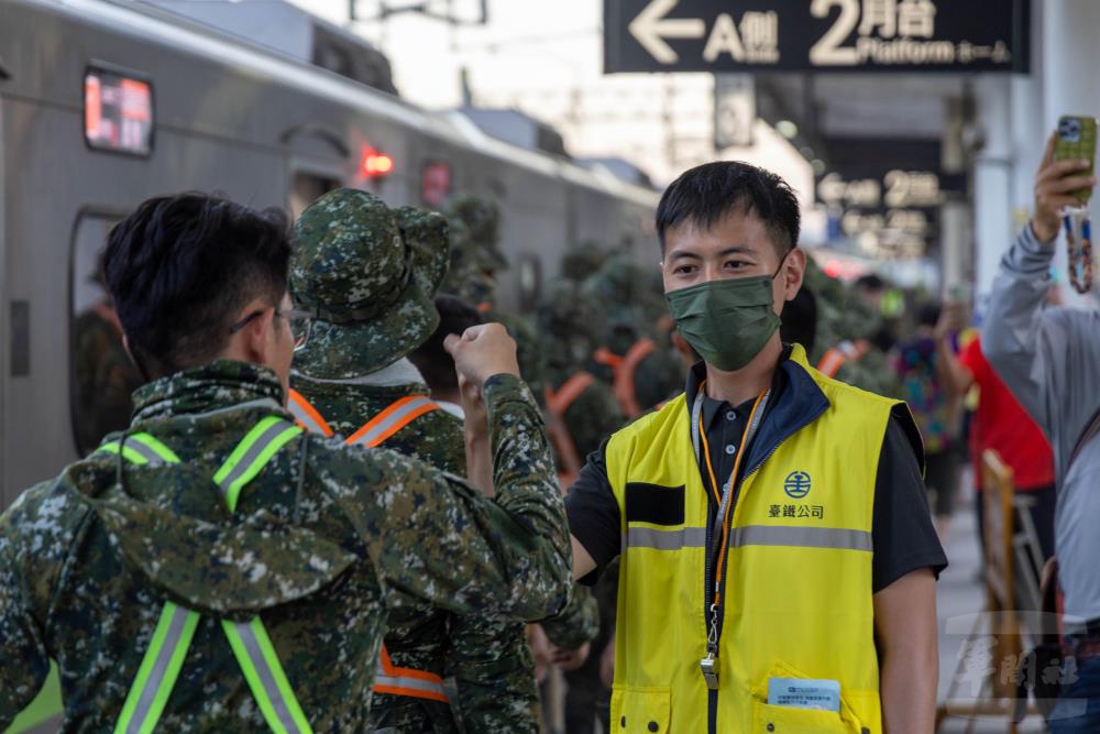 臺鐵公司人員與101旅陳士官長擊拳，感謝他為光復鄉的付出。（軍聞社記者蔡枋澐攝）