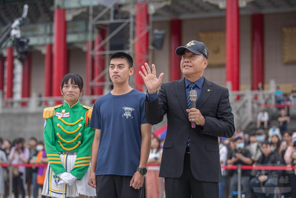 副部長請準備就讀海軍官校的同學至舞臺中央，肯定同學勇於面對挑戰。（軍聞社記者陳軍均攝）