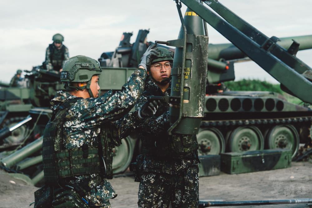 官兵實施M110A2自走砲砲彈裝填。（軍聞社記者陳彥樺攝）