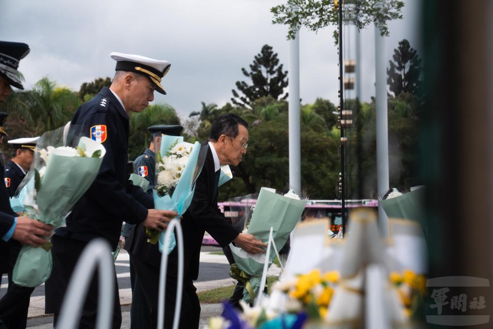 國防部長顧立雄2日前往「0102紀念專區」追思悼念。（軍聞社記者文仁攝）