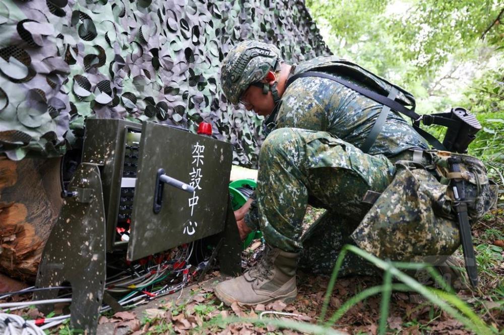 資訊組官兵完成有、無線電架設，強化各指揮所間通聯效能。（青年日報提供）