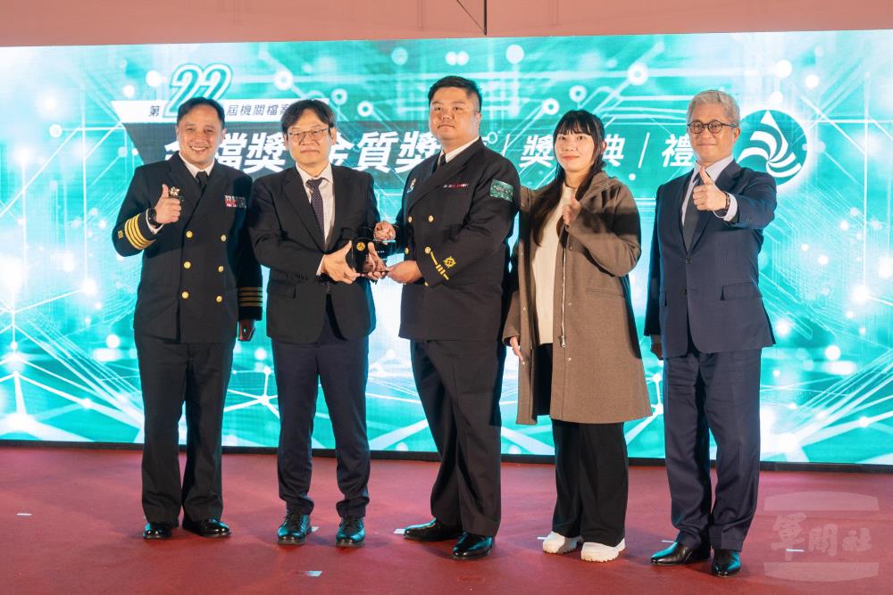 海軍人軍處李正龍士官長獲頒金質獎肯定。（青年日報提供）