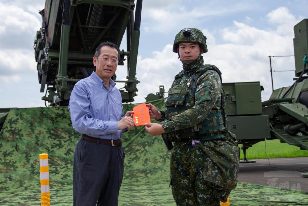 顧部長肯定官兵戮力戰訓，並頒發加菜金慰勉官兵辛勞。（軍聞社記者王進福攝）