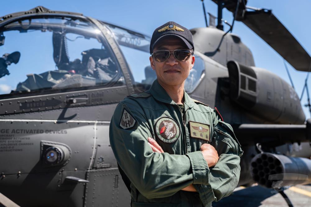 管制官陳少校表示，備炸區管制是空武射擊能順利的關鍵節點之一。（軍聞社記者林庭暉攝）