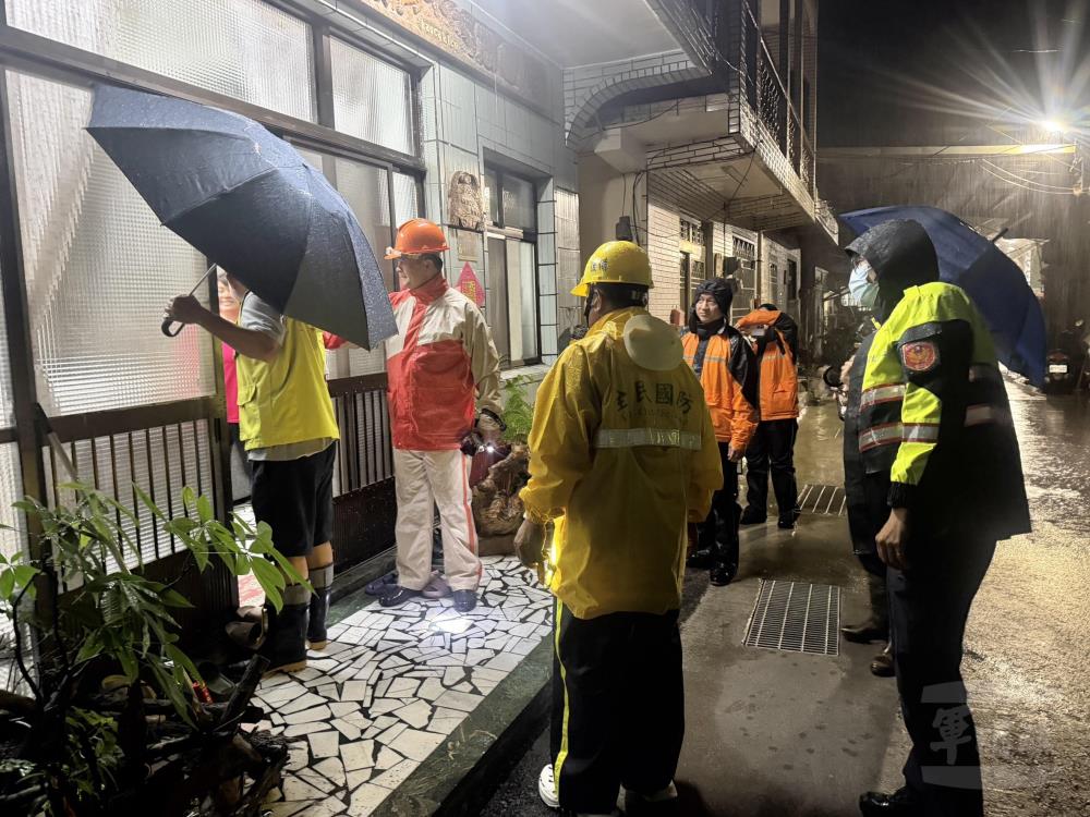 屏東縣春日鄉後備軍人輔導中心協助民眾預防性撤離。（第四作戰區提供）