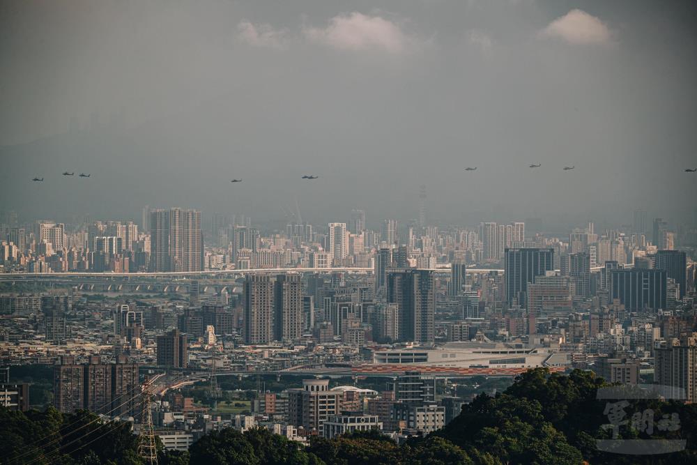 AH-64E、AH-1W、S-70C、UH-60M所組成的旋翼機隊。（軍聞社記者莊家豪攝）