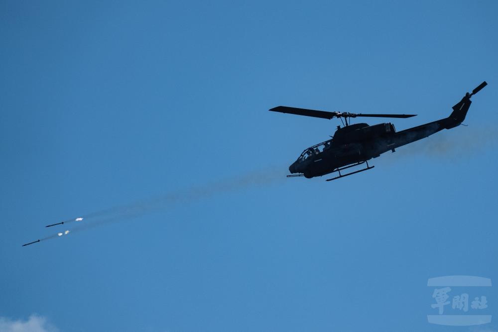 AH-1W攻擊直升機射擊2.75吋海神火箭彈。（軍聞社記者林庭暉攝）