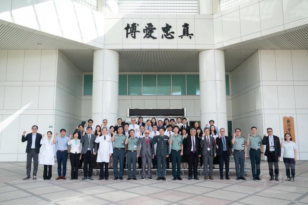 林校長與全體受獎老師合影。（國防醫學大學提供）