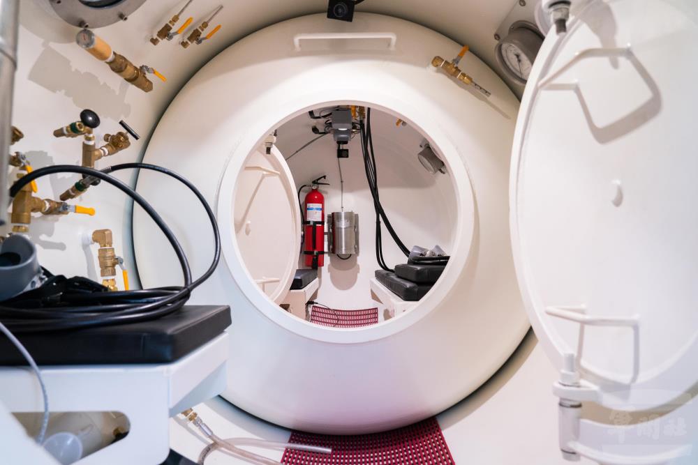 大武軍艦配有減壓艙等先進設施。（軍聞社記者林庭暉攝）