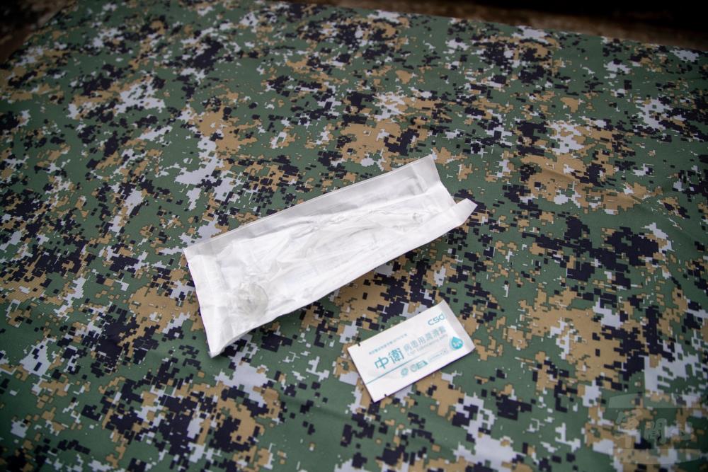 患者意識不清可能舌頭後倒，堵住呼吸道，可藉鼻咽氣道管及潤滑液維持呼吸道暢通。（軍聞社記者王進福攝）