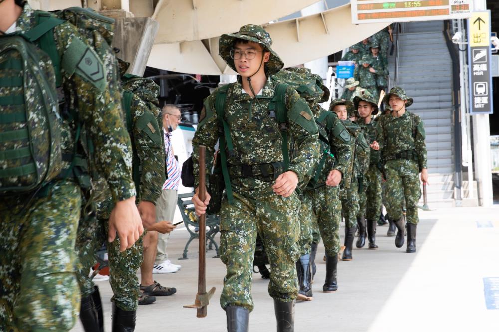 第五作戰區增派官兵搭乘臺鐵專列投入花蓮災後復原。（軍聞社記者卓以立攝）