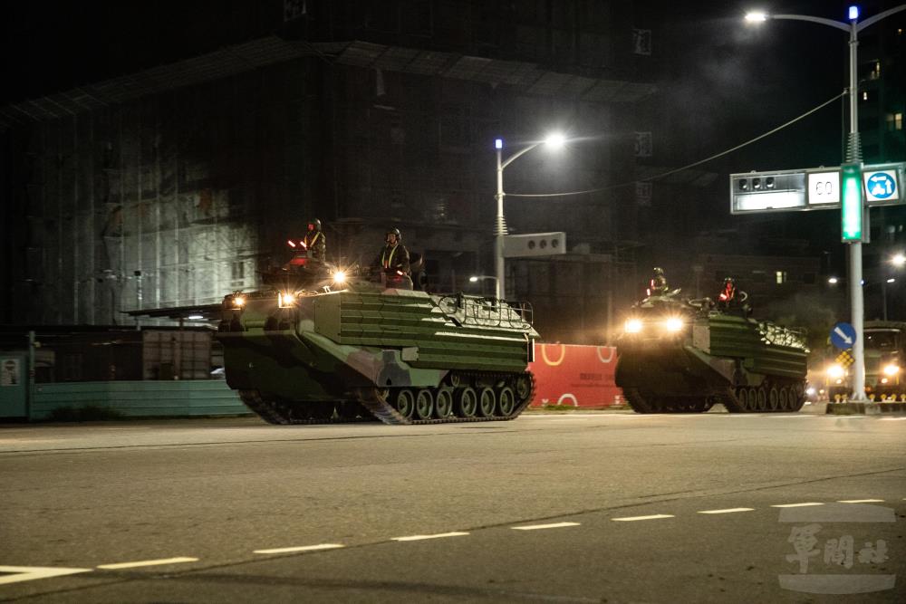 AAV7兩棲突擊車在夜間的街道中穿梭。（軍聞社記者王茗生攝）