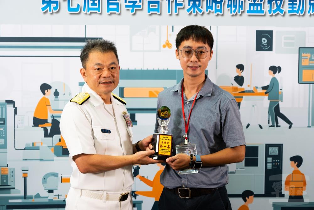 吳指揮官致贈團體獎獎盃。（軍聞社記者呂尚俞攝）
