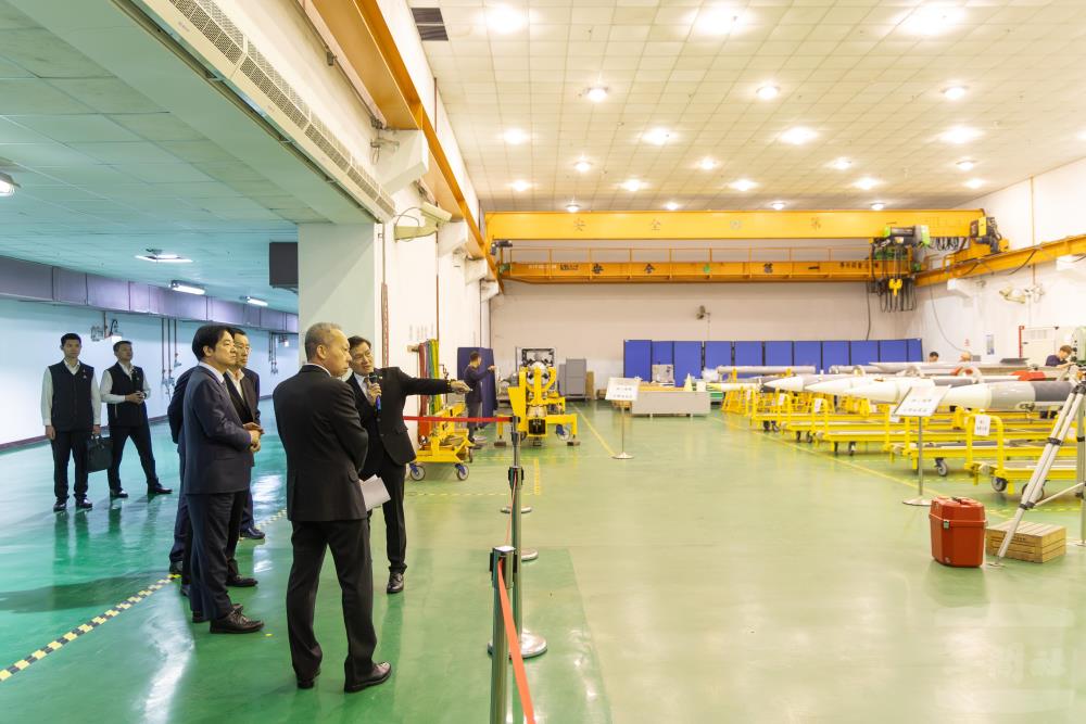 賴總統瞭解雄三飛彈組測產線。（軍聞社記者吳柏融攝）