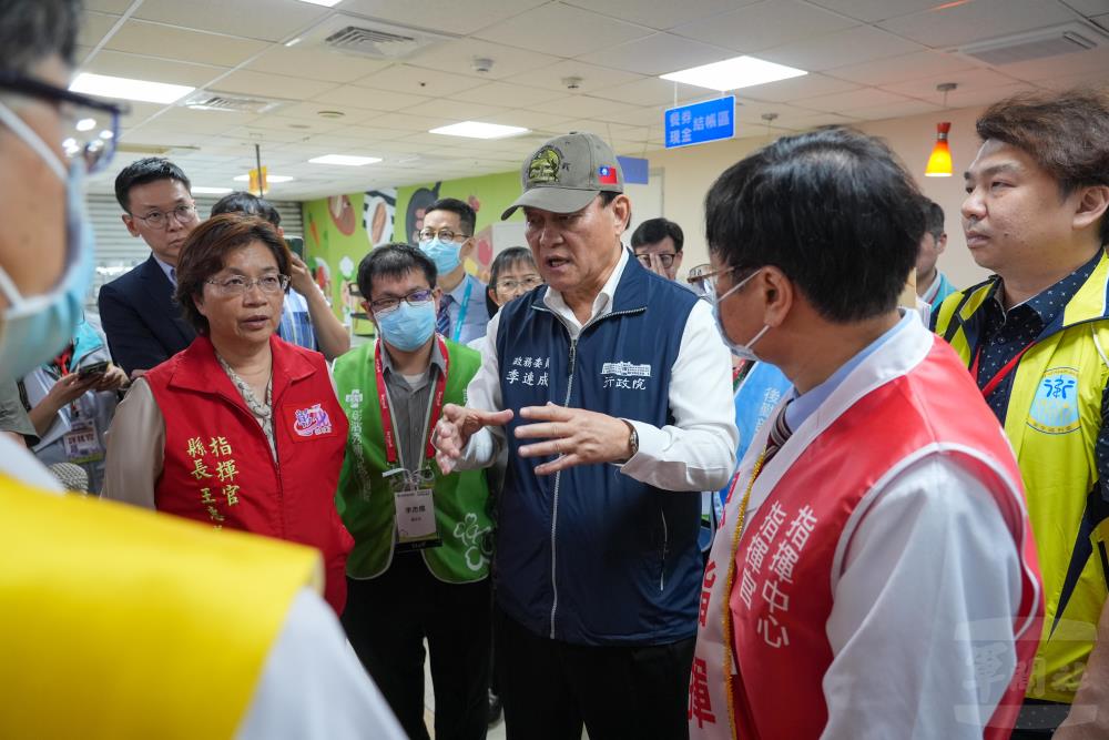 季連成政務委員與林飛帆副秘書長，在王縣長陪同下視察「醫院撤離作業」課目。（軍聞社記者陳傳奇攝）