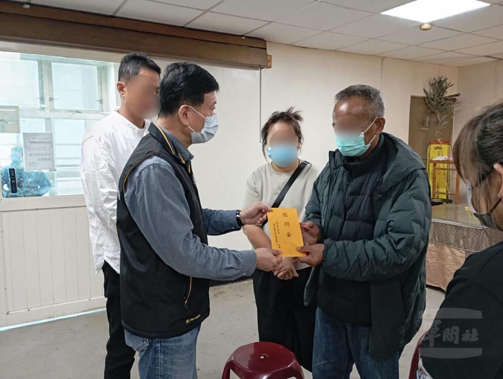 臺南市軍人服務站站長劉可雲前往殯儀館，關懷黃士官長的眷屬。（臺南市軍人服務站提供）