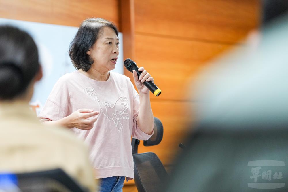邱佩轝老師講授正音練習技巧。（軍聞社記者黃劭恩攝）