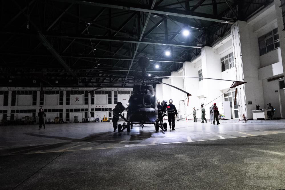 地勤人員於清晨時分進行OH-58D戰搜直升機保養與檢查。（軍聞社記者林庭暉攝）