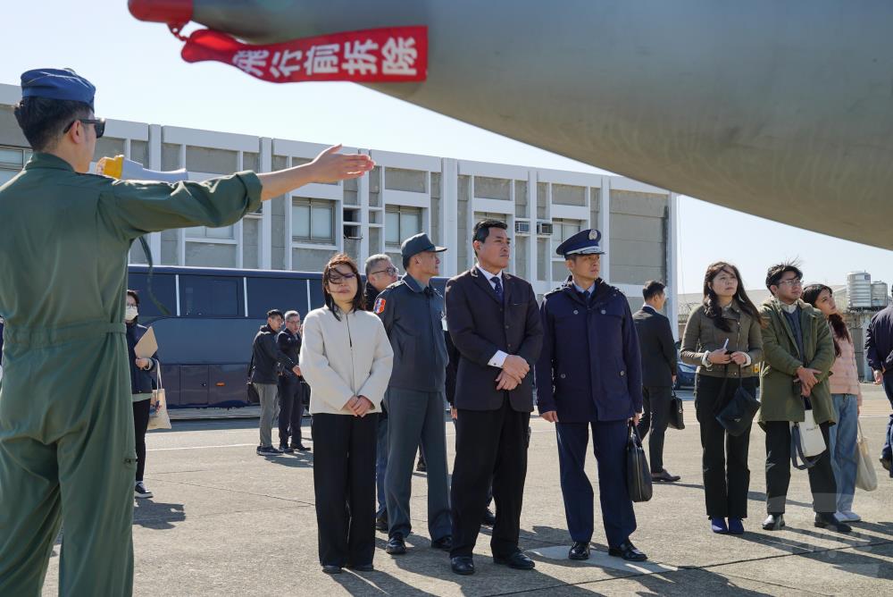 飛行員為委員介紹戰機性能。（軍聞社記者李恬恬攝）