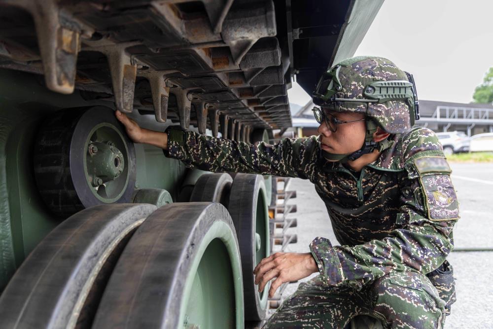 官兵檢查履帶橡膠有無破損。（軍聞社記者蔡枋澐攝）