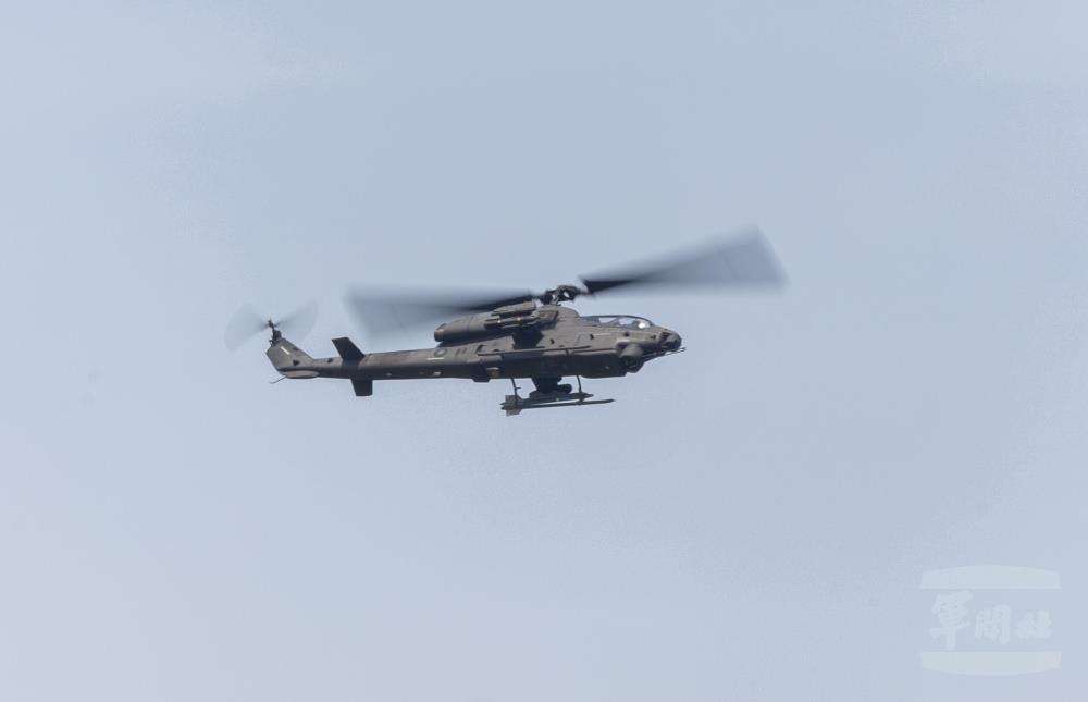 AH-1W超級眼鏡蛇攻擊直升機於空中警戒。（軍聞社記者吳柏融攝）