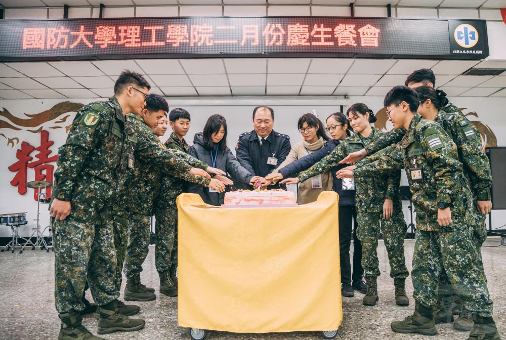 國防科學體驗營辦理慶生餐會。（軍聞社記者吳柏融攝）