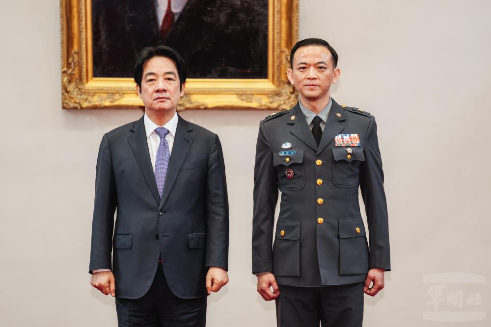 賴總統與張少將合影。（軍聞社記者陳彥樺攝）
