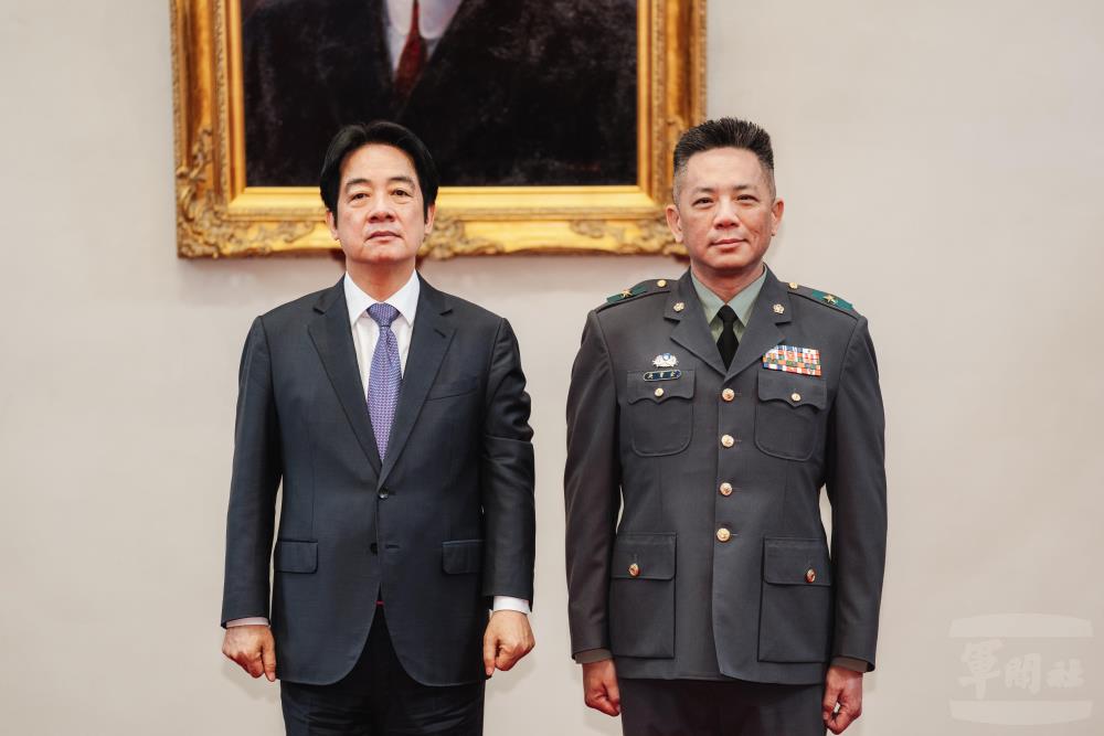 賴總統與吳少將合影。（軍聞社記者陳彥樺攝）