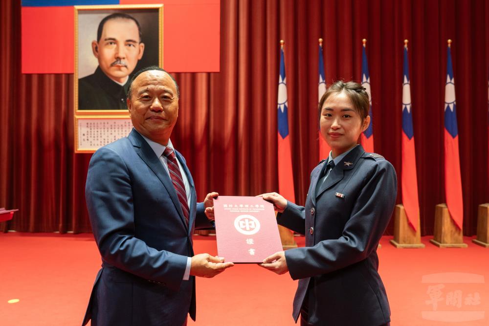 國防大學舉辦博碩士班畢業典禮　柏副部長期勉以軍人為榮