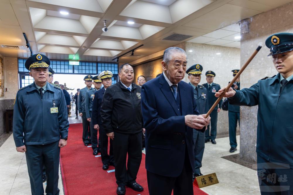 軍友社榮譽理事長李棟樑一行向國軍忠烈將士之靈位上香、鞠躬。（軍聞社記者蔡枋澐攝）