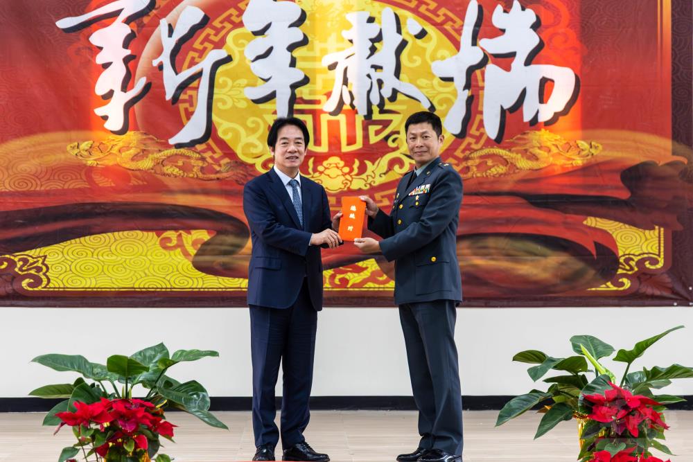 賴總統頒發團體加菜金。（軍聞社記者蔡枋澐攝）